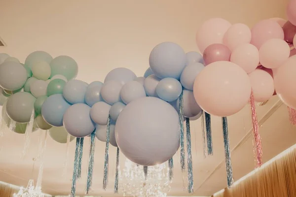 Plan Angle Bas Décoration Ballons Colorés Suspendus Plafond — Photo