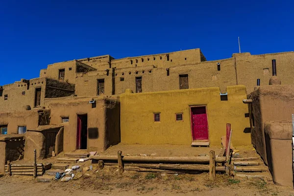 Obraz Pokazuje Makijaż Struktury Pueblo Poszczególnych Mieszkań Ułożone Siebie — Zdjęcie stockowe