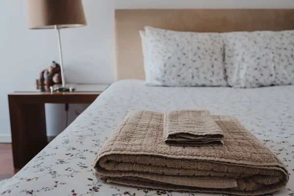 Selective Focus Shot Brown Towels Folded Freshly Made Bed Linens — Stock Photo, Image