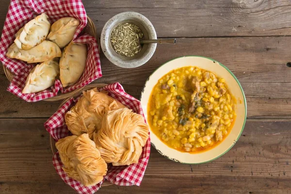 Piatto Con Empanadas Porzione Locro Torte Fritte Compagno Menù Tradizionale — Foto Stock