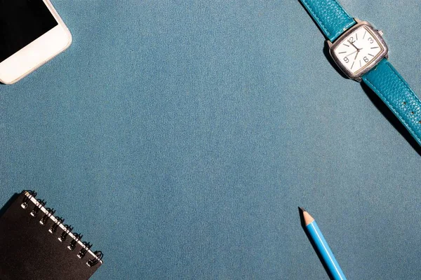 Ένα Μολύβι Smartphone Ρολόι Και Ένα Μικρό Σημειωματάριο Στις Τέσσερις — Φωτογραφία Αρχείου