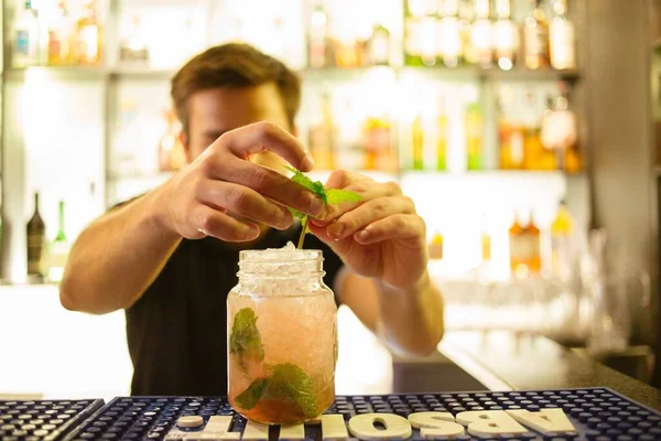 Plan Peu Profond Barman Préparant Cocktail Menthe Glacée Dans Bocal — Photo