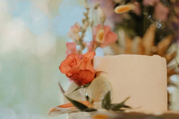 花で装飾されたウェディングケーキのクローズアップショット — ストック写真