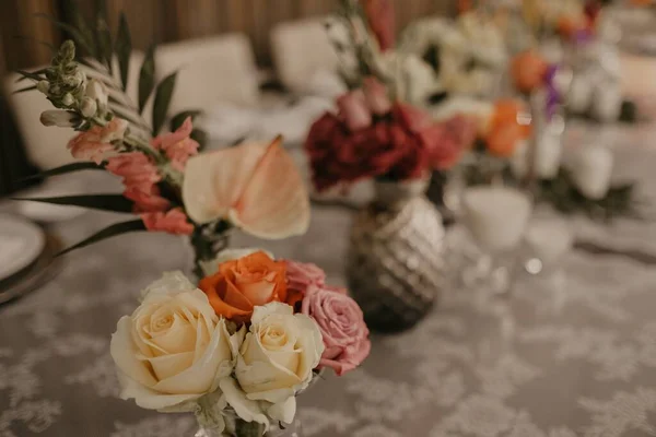 婚礼桌旁装饰玫瑰的精选焦点照片 — 图库照片
