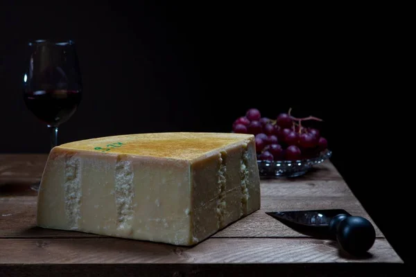 Een Close Shot Van Parmigiano Reggiano Kaas Druif Een Houten — Stockfoto