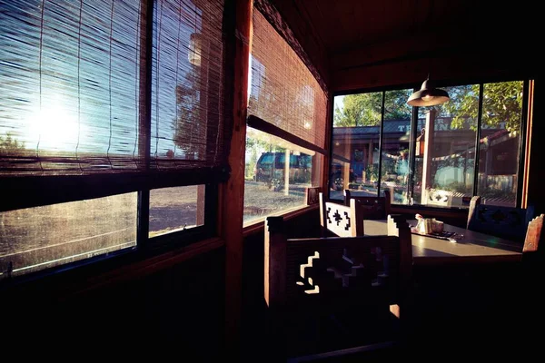 美国犹他州一个大窗户附近的餐馆餐桌的阳光明媚的景色 — 图库照片