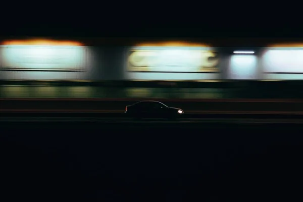 Una Larga Exposición Coche Una Carretera Nocturna — Foto de Stock