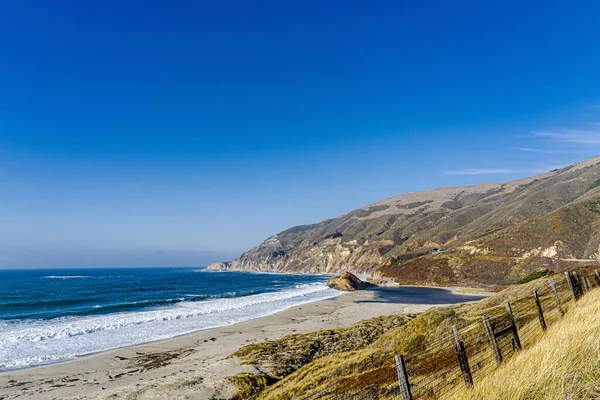 在美国加利福尼亚海岸 一条通往大海和岩石悬崖之间的美丽的道路 — 图库照片