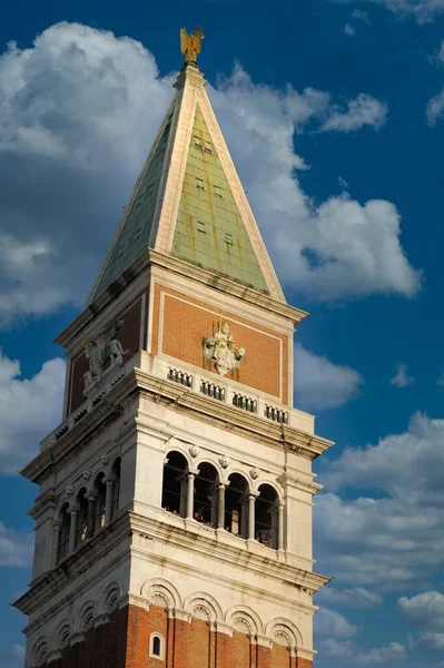 Vertikální Snímek San Marco Zvonice Baziliky Svatého Marka Benátkách — Stock fotografie