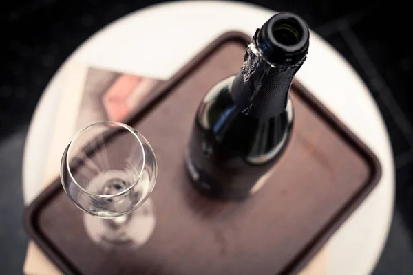 Colpo Angolo Alto Una Bottiglia Champagne Vicino Bicchiere Vassoio Legno — Foto Stock