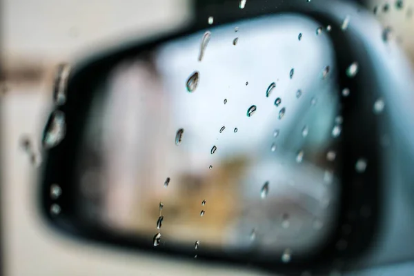 Krople Deszczu Szybie Samochodu Lusterku — Zdjęcie stockowe