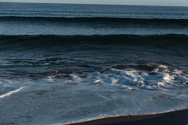 波状の青い海の泡立つ水 — ストック写真