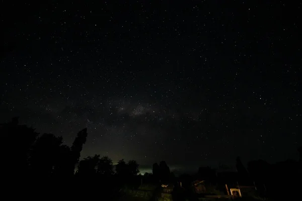 美しい星空の低角度ショット — ストック写真