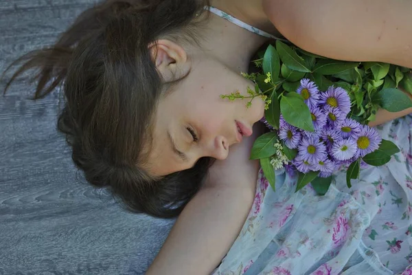 Vit Kvinnlig Tonåring Med Vacker Klänning Sover Håller Bukett Blommor — Stockfoto