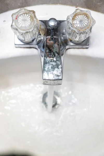 Closeup Shot Water Flowing Faucet Sink — Stock Photo, Image