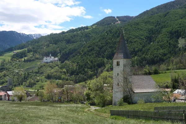 Hermoso Paisaje Antiguo Edificio Con Una Torre Paisaje Montaña —  Fotos de Stock