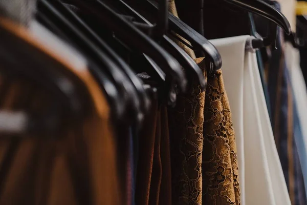 Mağazada Asılı Duran Farklı Kıyafetlerin Yakın Çekimi — Stok fotoğraf