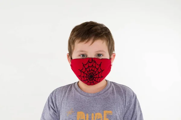 Retrato Uma Criança Hispânica Masculina Vestindo Uma Máscara Facial Médica — Fotografia de Stock