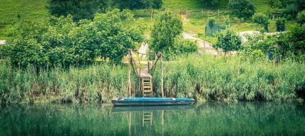 Die Sonnige Landschaft Eines Alten Holzbootes Einem Spiegelnden Teich — Stockfoto