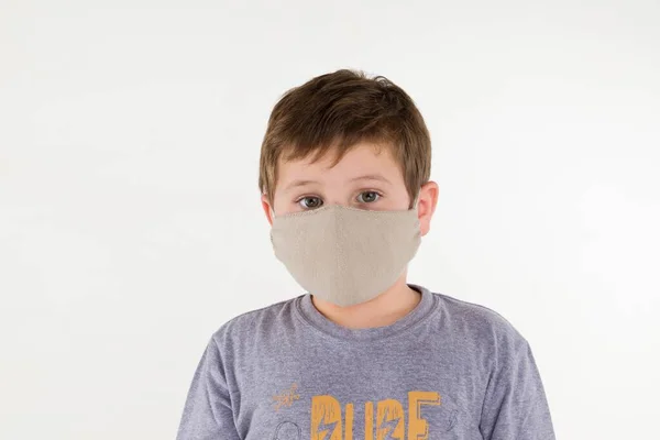 코로나 바이러스 유행성 전염병 컨셉트에서 보호하기 마스크를 스페인 아이의 초상화 — 스톡 사진