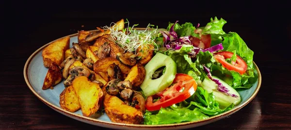 Les Pommes Terre Frites Les Champignons Avec Une Salade Légumes — Photo