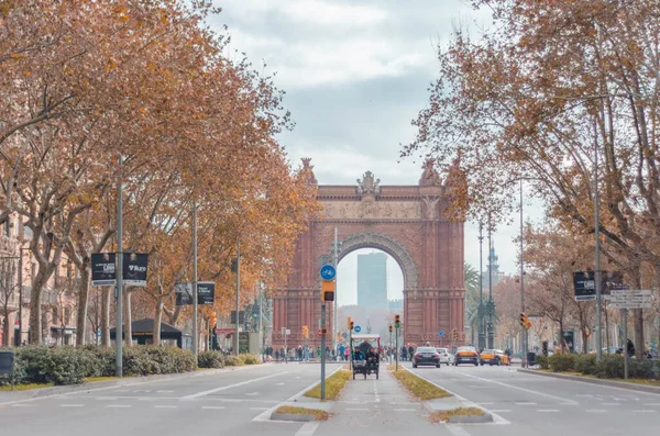 Barcelona Spanya Aralık 2018 Arka Planda Barcelona Kemeri Olan Bisikletli — Stok fotoğraf