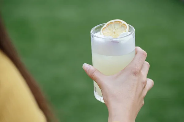 Closeup Shot Female Hand Holding Glass Fresh Foamy Lemon Cocktail — Stock Photo, Image