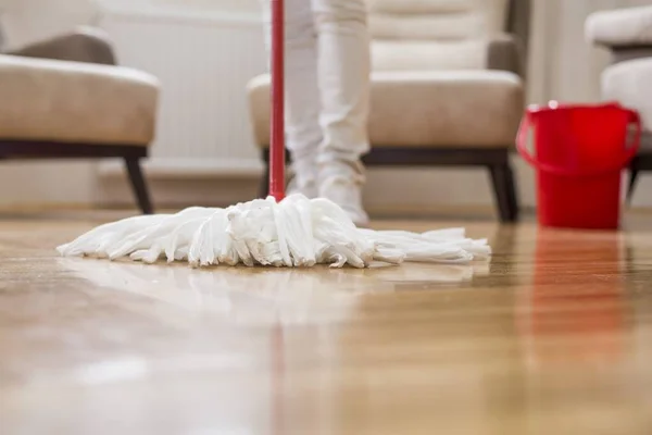 Μια Επιλεκτική Φωτογραφία Μιας Γυναίκας Που Καθαρίζει Πάτωμα Μια Σφουγγαρίστρα — Φωτογραφία Αρχείου