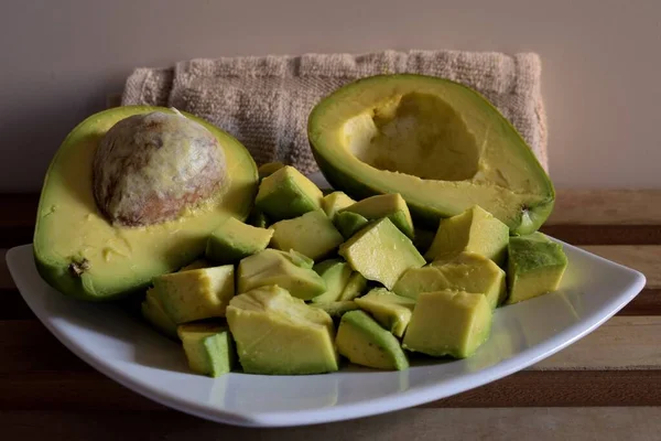 Een Close Shot Van Gesneden Stukken Avocado Een Bord Gehalveerde — Stockfoto