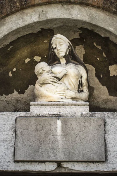 意大利威尼斯 一个带着孩子的母亲的雕像的低角度照片 — 图库照片