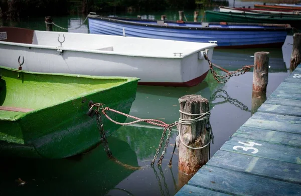 Een Vijver Met Kleurrijke Boten — Stockfoto