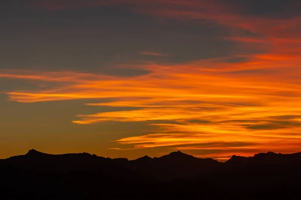 アルゼンチンのパタゴニアでの息をのむような夕日の間 曇り空の下で丘のシルエットの風景 — ストック写真