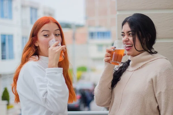 Een Close Shot Van Twee Vrouwelijke Vrienden Drinken Bier Het — Stockfoto