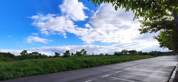 白天空荡荡的车位和绿谷 — 图库照片