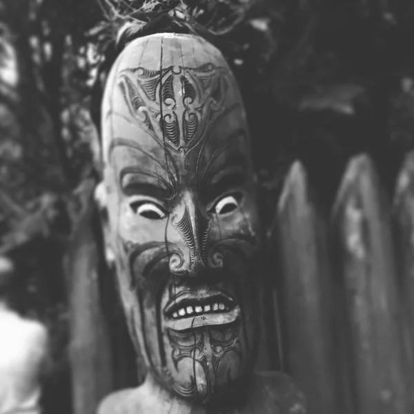 木製のマオリのマスクのクローズアップグレースケールショット — ストック写真