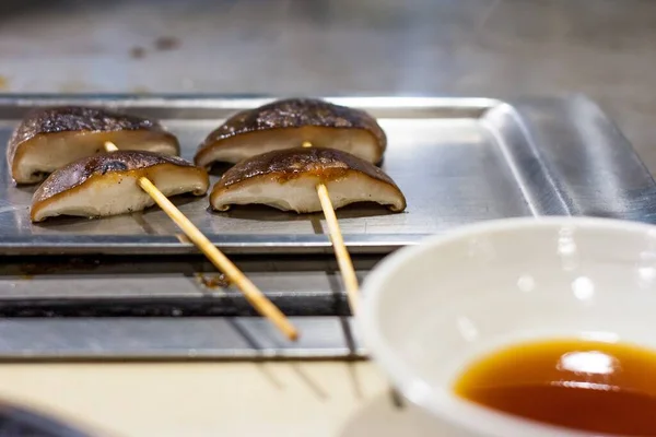 Köstliche Shiitake Pilze Scheiben Geschnitten Und Gegrillt Auf Spießen Serviert — Stockfoto