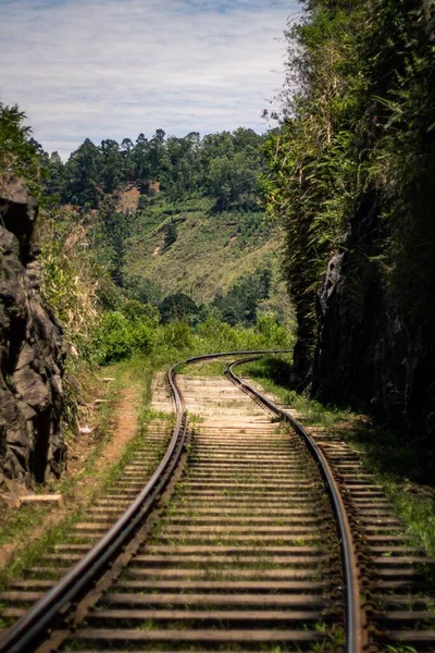 Элла Шри Ланд Февраля 2018 Года Освещенный Железнодорожный Путь Углом — стоковое фото