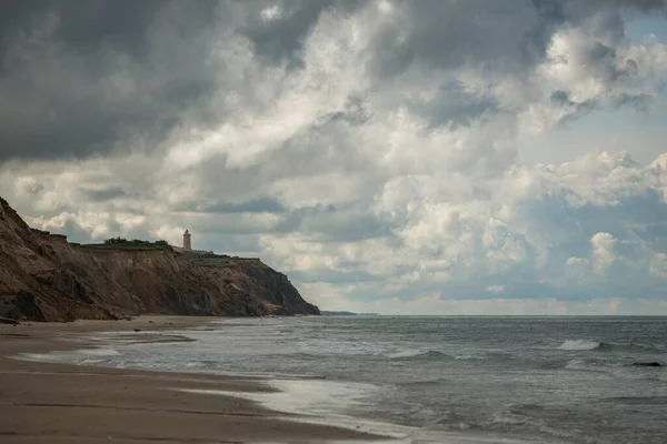 구름낀 등대가 바닷가 절벽의 아름다운 — 스톡 사진