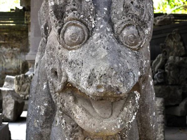 龍のような怪物の彫刻の石のショットの浅いフォーカスのクローズアップ — ストック写真