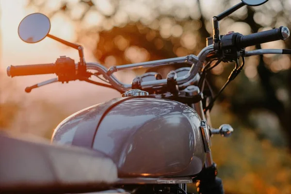 Płytkie Ujęcie Bliska Kierownicy Motocykla Podczas Zachodu Słońca — Zdjęcie stockowe