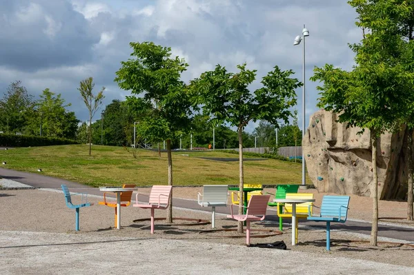 Sillas Mesas Vacías Desiertas Coloridas Aire Libre Parque Parque Infantil —  Fotos de Stock
