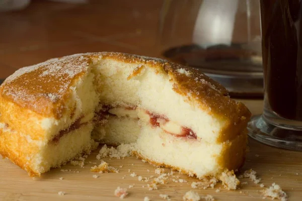 Gros Plan Délicieux Gâteau Avec Confiture Crème Sur Une Table — Photo