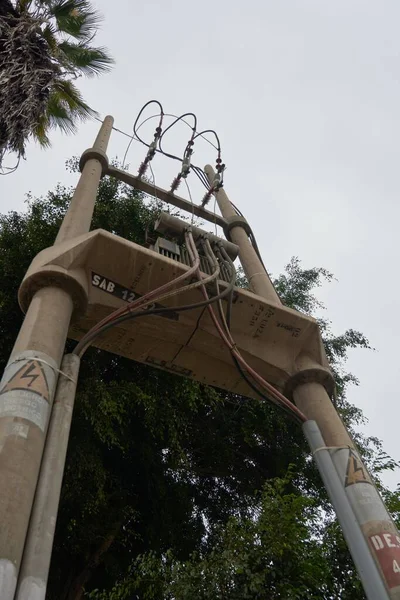 早上在公园中央出现高压电线杆的危险 — 图库照片