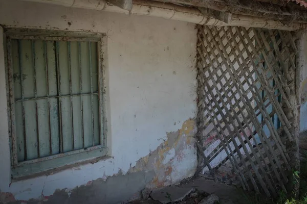 Old Abandoned Home Cracked Walls Rusty Window — Stock Photo, Image