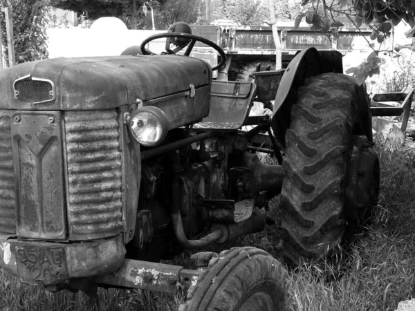 Tarladaki Eski Bir Traktörün Gri Tonlu Görüntüsü — Stok fotoğraf