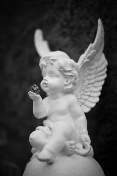 Close Uma Estatueta Mármore Anjo Cenário Gótico Fundo Escuro Embaçado — Fotografia de Stock