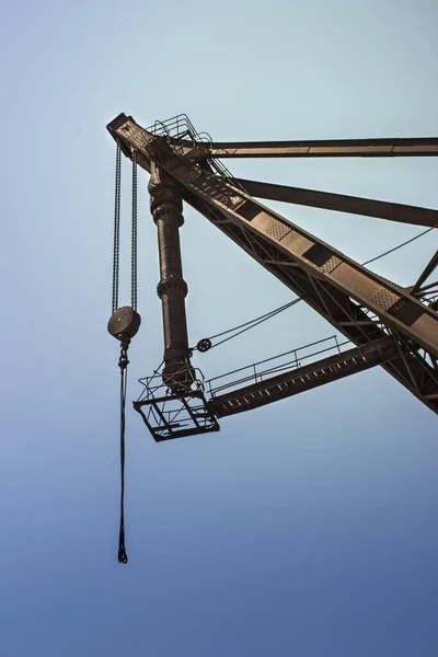 Ein Vertikaler Tiefflug Eines Alten Hafenkrans Unter Blauem Himmel — Stockfoto