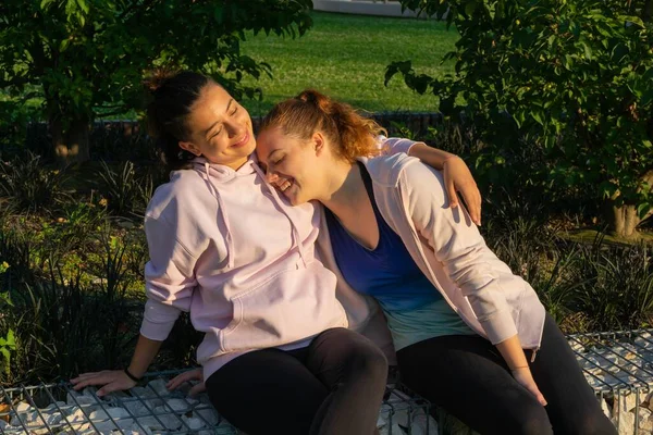 Twee Blanke Vrouwen Zitten Steen Praten Gelukkig Glimlachen Het Concept — Stockfoto