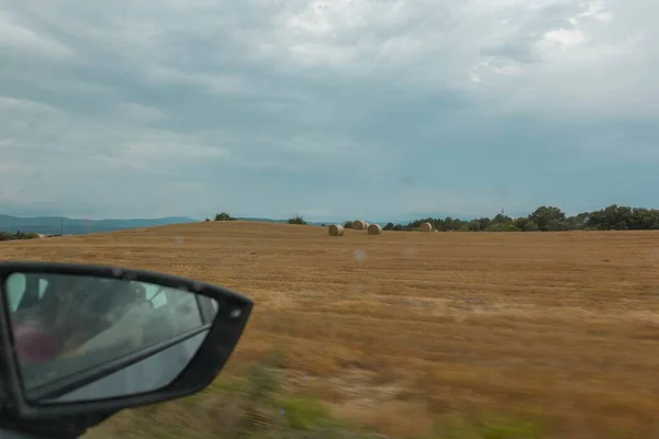 Pole Pod Zamračenou Ponurou Oblohou Bylo Vidět Skrz Sklo Auta — Stock fotografie