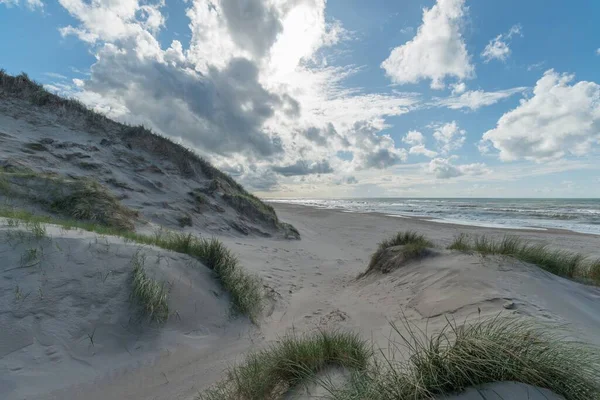 Ένα Όμορφο Cloudscape Πάνω Από Λευκή Άμμο Παραλία Και Θάλασσα — Φωτογραφία Αρχείου